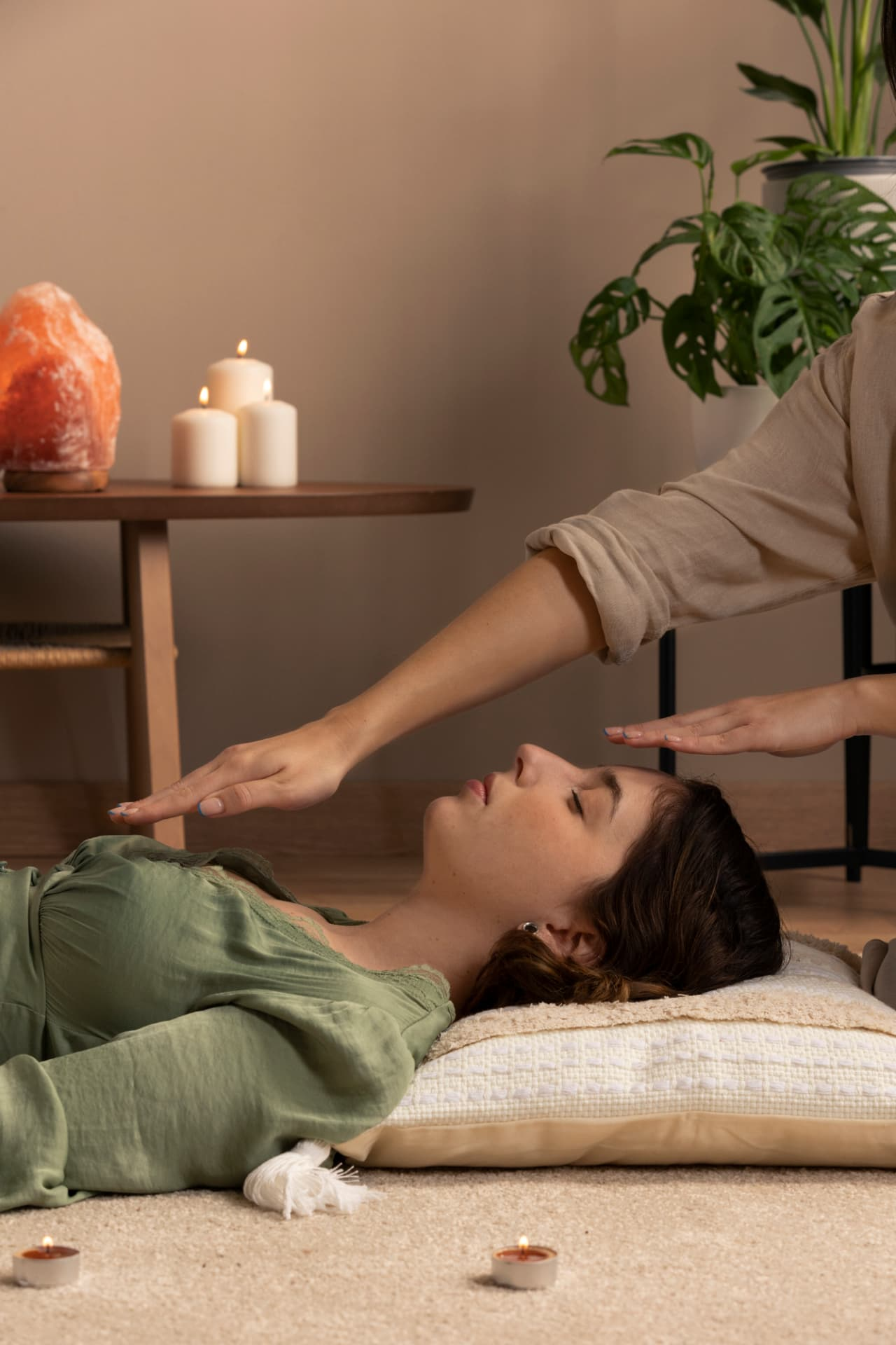 Practician care desfășoară o ședință de terapie Reiki