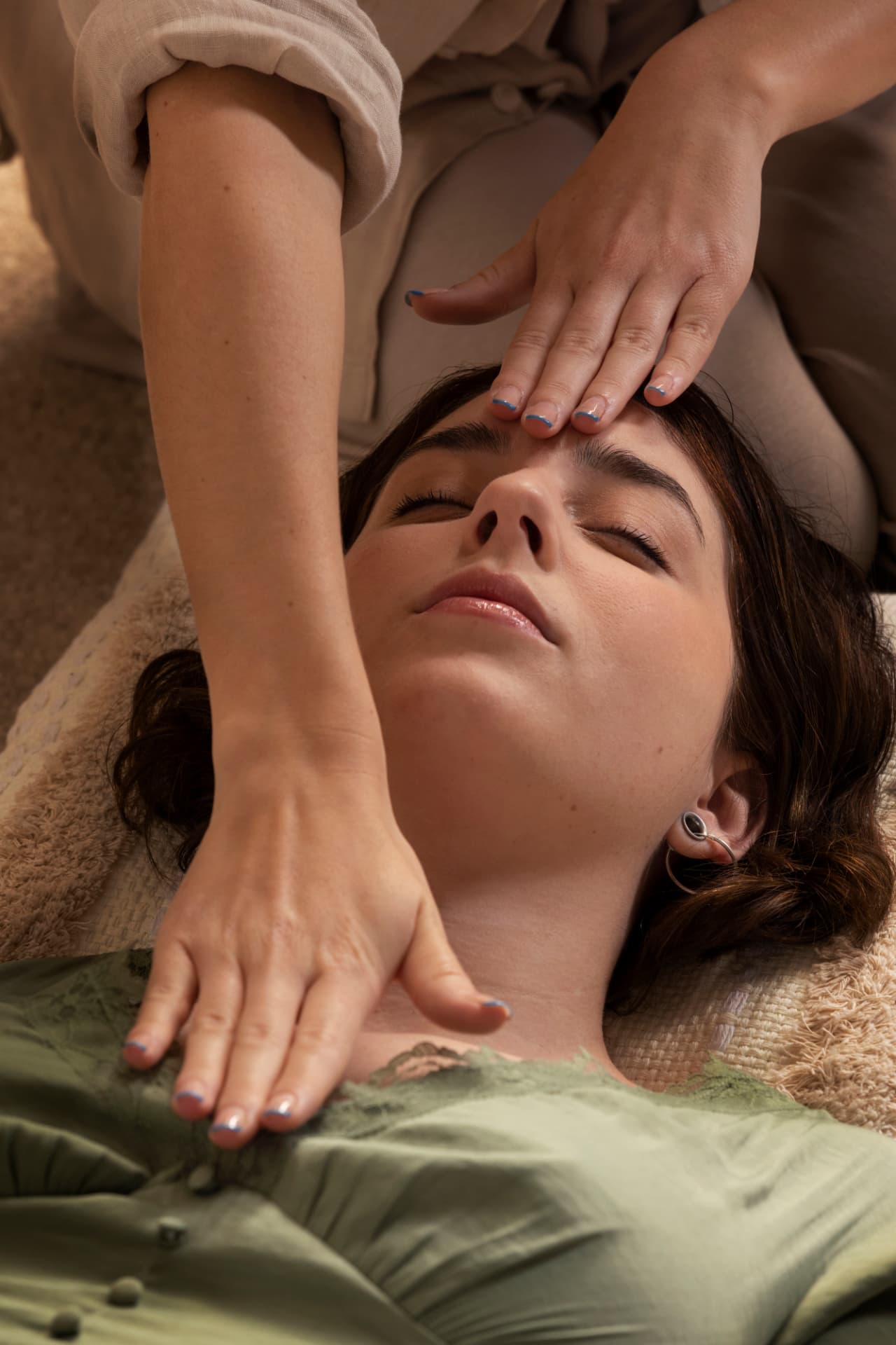 Ședință Reiki cu palmele poziționate deasupra corpului